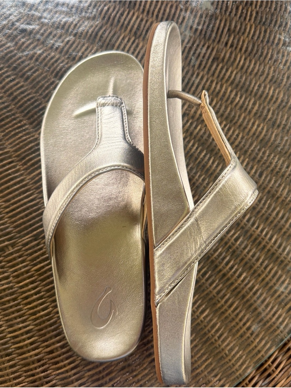 OluKai Kipe’a Lipi Gold Sandals Flip Flops Bubbly size 9 - Picture 3 of 4